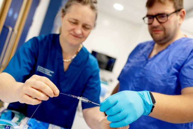 Prof Iris Grunwald demonstra tecnologia para trombectomia transatlântica.