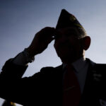 O veterano da Marinha Kirby Lewis tem câncer de mama em estágio 4 e fez uma mastectomia na mama esquerda após ser diagnosticado há cerca de doze anos. Uma nova política de VA tornaria mais difícil para os veteranos do sexo masculino obterem cobertura de cuidados de saúde para cancro da mama recentemente diagnosticado.