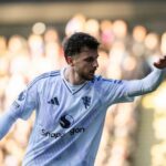 Diogo Dalot do Manchester United em ação durante a partida da Premier League entre Crystal Palace e Manchester United em Selhurst Park em 30 de novembro de 2025