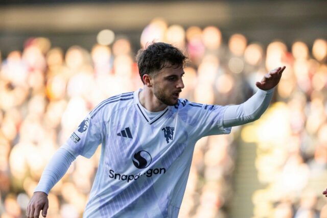 Diogo Dalot do Manchester United em ação durante a partida da Premier League entre Crystal Palace e Manchester United em Selhurst Park em 30 de novembro de 2025