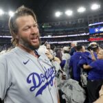 Os jogadores promocionais do Los Angeles Dodgers homenageiam Alex Vesia durante o jogo 3 da World Series em meio à ausência pessoal