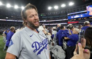 Clayton Kershaw se aposenta do Los Angeles Dodgers com vitória na World Series Os jogadores promocionais do Los Angeles Dodgers homenageiam Alex Vesia durante o jogo 3 da World Series em meio à ausência pessoal