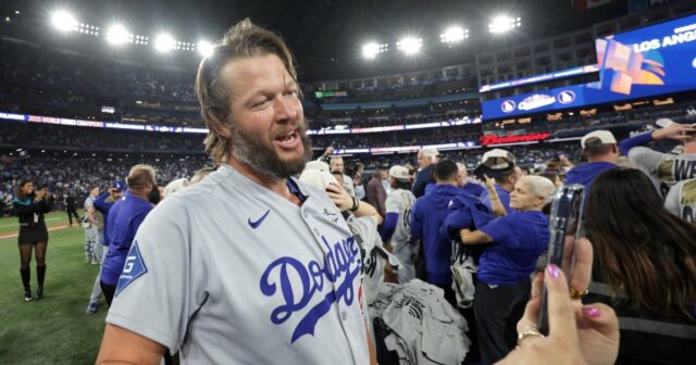 Clayton Kershaw se aposenta do Los Angeles Dodgers com vitória Os jogadores promocionais do Los Angeles Dodgers homenageiam Alex Vesia durante o jogo 3 da World Series em meio à ausência pessoal