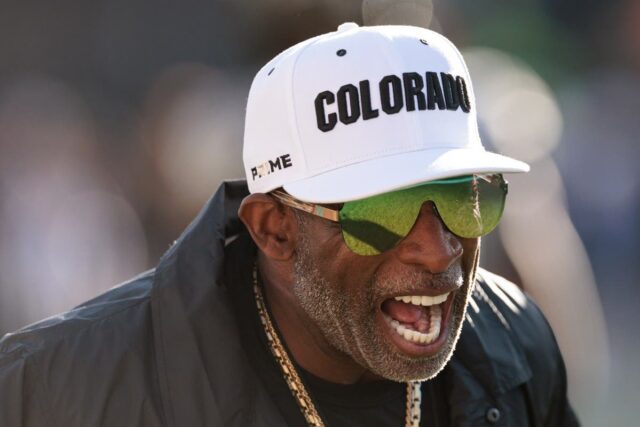 Colorado AD emite declaração sobre Deion Sanders não atender às Colorado head coach Deion Sanders