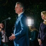 A infografia mostra o número de assentos conquistados por Democratas e Republicanos através do redistritamento