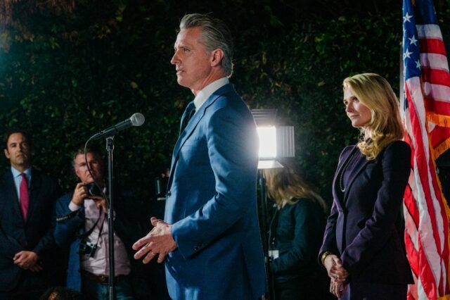 A infografia mostra o número de assentos conquistados por Democratas e Republicanos através do redistritamento