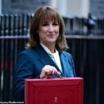 Rachel Reeves, retratada no dia do orçamento, lançou uma bomba fiscal de £ 30 bilhões sobre a Grã-Bretanha na quarta-feira, enquanto se curvava às exigências da esquerda para aumentar as doações de benefícios