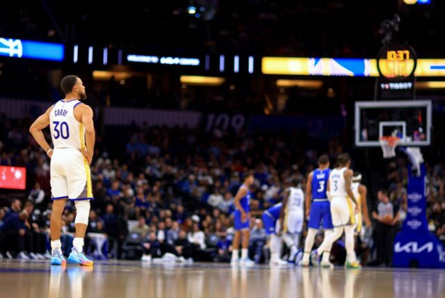 Com uma lesão no tornozelo, Steph Curry, do Warriors, ultrapassa outra lenda da pontuação da NBA
