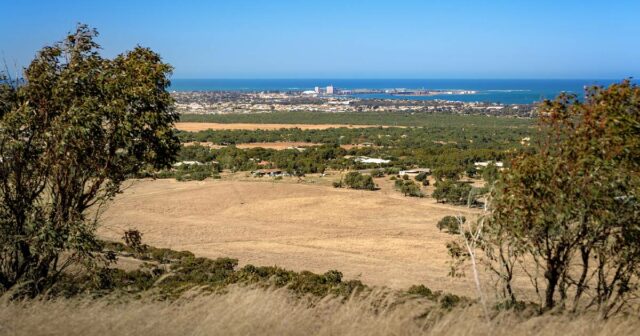 Com vistas deslumbrantes e colheitas de alto rendimento, esta propriedade costeira é uma jóia
