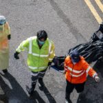 Uma mulher reage do lado de fora do Salão Comunitário de Kwong Fuk, onde parentes identificam membros da família a partir de fotos, após o incêndio no complexo habitacional do Tribunal Wang Fuk, em Tai Po, Hong Kong, China, 28 de novembro de 2025. REUTERS/Tyrone Siu
