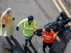 Combate a incêndio em incêndio em Hong Kong termina com mortes de mais de 90 pessoas e dezenas de desaparecidos Uma mulher reage do lado de fora do Salão Comunitário de Kwong Fuk, onde parentes identificam membros da família a partir de fotos, após o incêndio no complexo habitacional do Tribunal Wang Fuk, em Tai Po, Hong Kong, China, 28 de novembro de 2025. REUTERS/Tyrone Siu