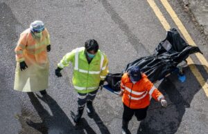Combate a incêndio em incêndio em Hong Kong termina com mortes de mais de 90 pessoas e dezenas de desaparecidos Uma mulher reage do lado de fora do Salão Comunitário de Kwong Fuk, onde parentes identificam membros da família a partir de fotos, após o incêndio no complexo habitacional do Tribunal Wang Fuk, em Tai Po, Hong Kong, China, 28 de novembro de 2025. REUTERS/Tyrone Siu