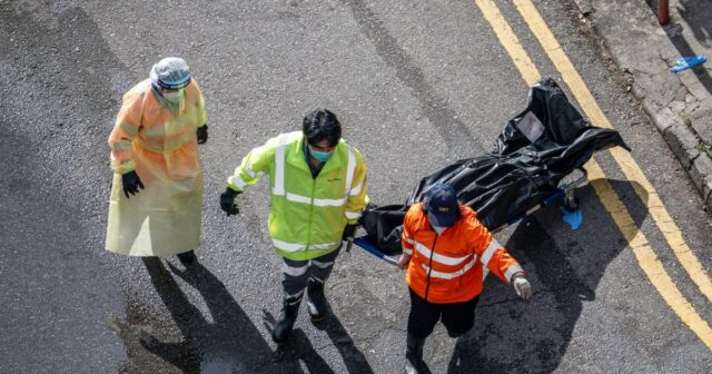 Uma mulher reage do lado de fora do Salão Comunitário de Kwong Fuk, onde parentes identificam membros da família a partir de fotos, após o incêndio no complexo habitacional do Tribunal Wang Fuk, em Tai Po, Hong Kong, China, 28 de novembro de 2025. REUTERS/Tyrone Siu
