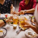 Adicionar a cerveja certa a uma refeição especial pode ajudar a realçar os sabores e texturas de cada mordida de maneira deliciosa. Aqui está um guia para começar a combinar comida e cerveja. (Getty Images/iStockphoto)