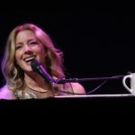 Sarah McLachlan cumprimenta a multidão durante sua