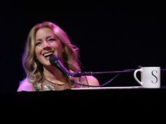 Comentário: A voz de Sarah McLachlan ainda é melhor que sorvete? Sarah McLachlan cumprimenta a multidão durante sua