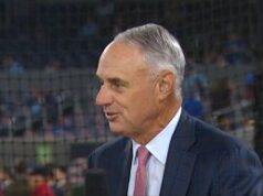 Comissário da MLB confirma que a liga cumprirá o Senado na investigação de jogos de azar Comissário da MLB, Rob Manfred. O comissário da Major League Baseball (MLB), Rob Manfred, confirmou que o esporte atenderá integralmente aos pedidos de informações do Senado