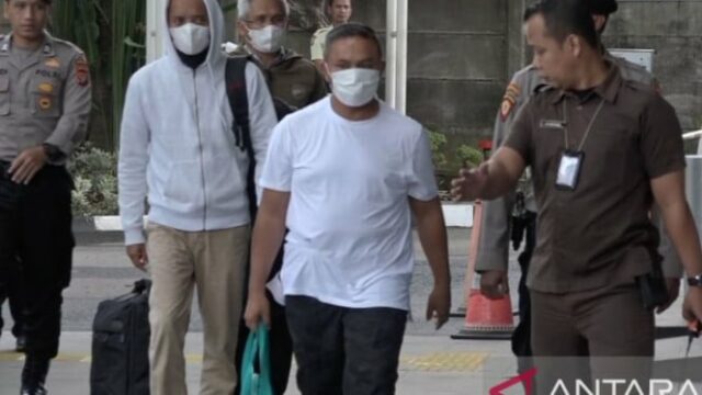 Comitê de Erradicação da Corrupção defende caso para determinar o Comitê de Erradicação da Corrupção defende caso para determinar o destino do governador de Riau, Abdul Wahid