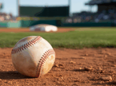 Comitê do Senado exige que a MLB explique as alegações de jogos de azar após a acusação dos arremessadores Uma fotografia em close de uma bola de beisebol de couro desgastada apoiada na terra de um campo de beisebol profissional. Comitê do Senado exige que a MLB explique as alegações de jogos de azar após a acusação dos arremessadores