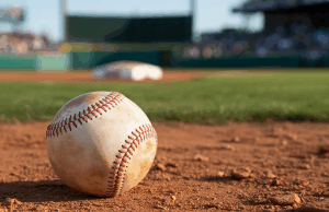 Comitê do Senado exige que a MLB explique as alegações de jogos de azar após a acusação dos arremessadores Uma fotografia em close de uma bola de beisebol de couro desgastada apoiada na terra de um campo de beisebol profissional. Comitê do Senado exige que a MLB explique as alegações de jogos de azar após a acusação dos arremessadores