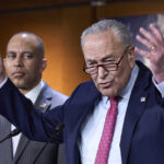 O prefeito eleito da cidade de Nova York, Zohran Mamdani, ouve o discurso do presidente Donald Trump no Salão Oval da Casa Branca, sexta-feira, 21 de novembro de 2025, em Washington. (Foto AP/Evan Vucci)