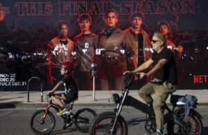 Como ‘Stranger Things’ se tornou ‘Star Wars’ da Netflix, impulsionando-o para a estratosfera de Hollywood Como 'Stranger Things' se tornou 'Star Wars' da Netflix, impulsionando-o para a estratosfera de Hollywood