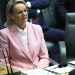 A líder da oposição, Sussan Ley, e o primeiro-ministro Anthony Albanese durante o primeiro período de perguntas do 48º parlamento na Câmara dos Representantes, no Parlamento em Canberra