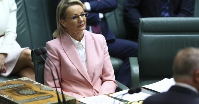 A líder da oposição, Sussan Ley, e o primeiro-ministro Anthony Albanese durante o primeiro período de perguntas do 48º parlamento na Câmara dos Representantes, no Parlamento em Canberra