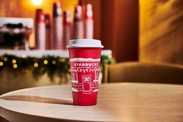 Como encontrar copo vermelho reutilizável gratuito da Starbucks para as férias
