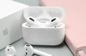 Como impedir que alto-falantes Bluetooth desconectem seus AirPods Ativando o recurso Manter áudio com fones de ouvido no iOS 26.