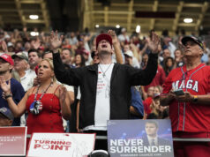 Como o MAGA atacou a liberdade de expressão em nome de Charlie Kirk Desenho animado de Clay Jones.