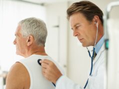 Como o Medicare Parts A & B mudará em 2026 A doctor examines an older patient.