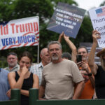 Refugiados africâneres da África do Sul chegam, segunda-feira, 12 de maio de 2025, ao Aeroporto Internacional de Dulles em Dulles, Virgínia. (AP Photo/Julia Demaree Nikhinson)