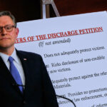 A deputada eleita Anna Paulina Luna (R-Flórida) é vista fora do Capitólio dos EUA em 15 de novembro de 2022. (Francis Chung/E&E News/POLITICO via AP Images)