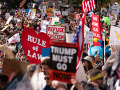 Como os democratas – e Trump – transformaram 2026 numa potencial onda azul Voluntários colocam mantimentos em carrinhos para famílias que chegam para retirar pedidos on-line no The Pantry by Feeding Hawaii Together, segunda-feira, 10 de novembro de 2025, em Honolulu. (Foto AP/Mengshin Lin)