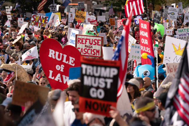 Voluntários colocam mantimentos em carrinhos para famílias que chegam para retirar pedidos on-line no The Pantry by Feeding Hawaii Together, segunda-feira, 10 de novembro de 2025, em Honolulu. (Foto AP/Mengshin Lin)