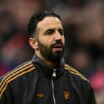 O chefe da Ineos, Sir Jim Ratcliffe, observa antes da entrega do troféu após a final da Liga Europa entre Tottenham e Manchester United, no Estádio de San Mames, em 2025, em Bilbao, Espanha.