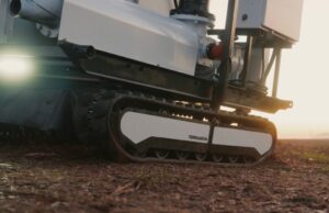 Como um fundador planeja salvar cidades de inundações com robôs de terraformação An autonomous, tracked robot sits on a dirt patch.