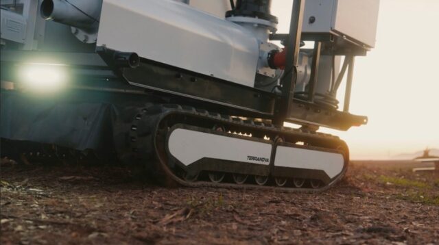 Como um fundador planeja salvar cidades de inundações com robôs An autonomous, tracked robot sits on a dirt patch.