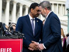 Como um republicano e um democrata forçaram a mão de Trump sobre Epstein Adelita Grijalva tornou-se a 218ª assinatura da petição.