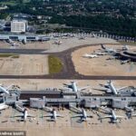 A Wizz Air, a companhia aérea de baixo custo com sede em Budapeste, disse que estava perdendo dinheiro em voos partindo do aeroporto de Gatwick (imagem de arquivo do aeroporto de Gatwick)