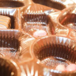 Um Redditor compartilhou a foto de uma caixa de chocolates da marca vietnamita Legendary Chocolatier, destacando sua embalagem excessiva.