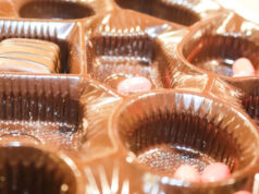 Comprador fica indignado após compartilhar foto de produto enganoso: ‘Isso deveria ser ilegal’ Um Redditor compartilhou a foto de uma caixa de chocolates da marca vietnamita Legendary Chocolatier, destacando sua embalagem excessiva.