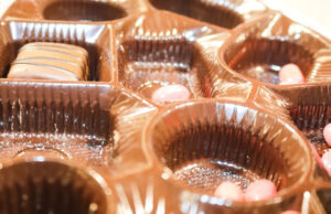 Comprador fica indignado após compartilhar foto de produto enganoso: ‘Isso deveria ser ilegal’ Um Redditor compartilhou a foto de uma caixa de chocolates da marca vietnamita Legendary Chocolatier, destacando sua embalagem excessiva.