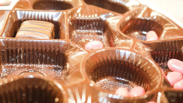 Comprador fica indignado após compartilhar foto de produto enganoso: ‘Isso Um Redditor compartilhou a foto de uma caixa de chocolates da marca vietnamita Legendary Chocolatier, destacando sua embalagem excessiva.