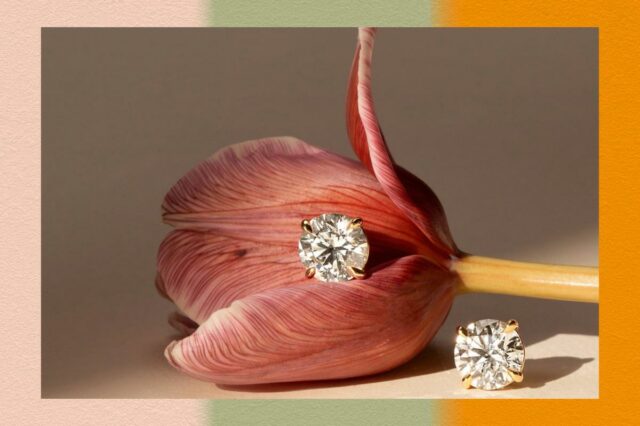 Pendente de diamante em corrente de ouro com reflexo.