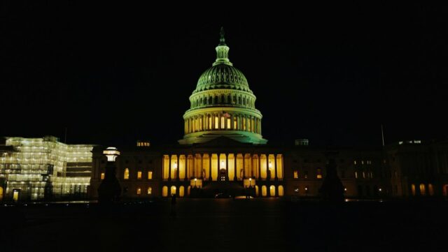Congressional Budget Office confirma que foi hackeado A night view of the U.S. Congress building in Washington D.C.