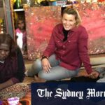 O filantropo e colecionador de arte franco-suíço Bérengère Primat visitou artistas nas Terras APY em 2021.