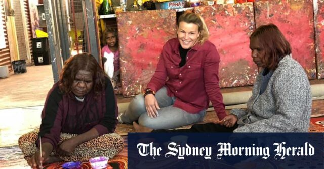 O filantropo e colecionador de arte franco-suíço Bérengère Primat visitou artistas nas Terras APY em 2021.