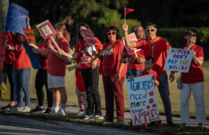 Conselho escolar do condado de Palm Beach aprova aumentos e bônus para funcionários do distrito Yahoo news home